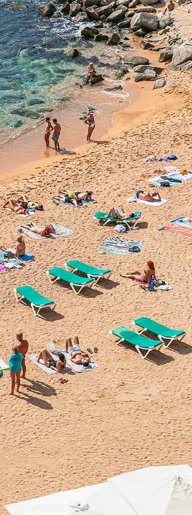des belles plages dans le sud de la catalogne